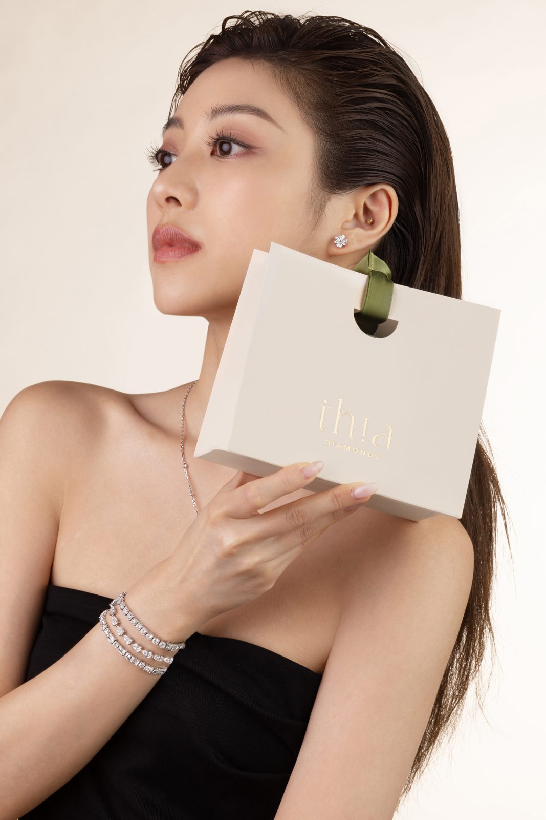 The thia Diamonds gift bag with its green ribbon